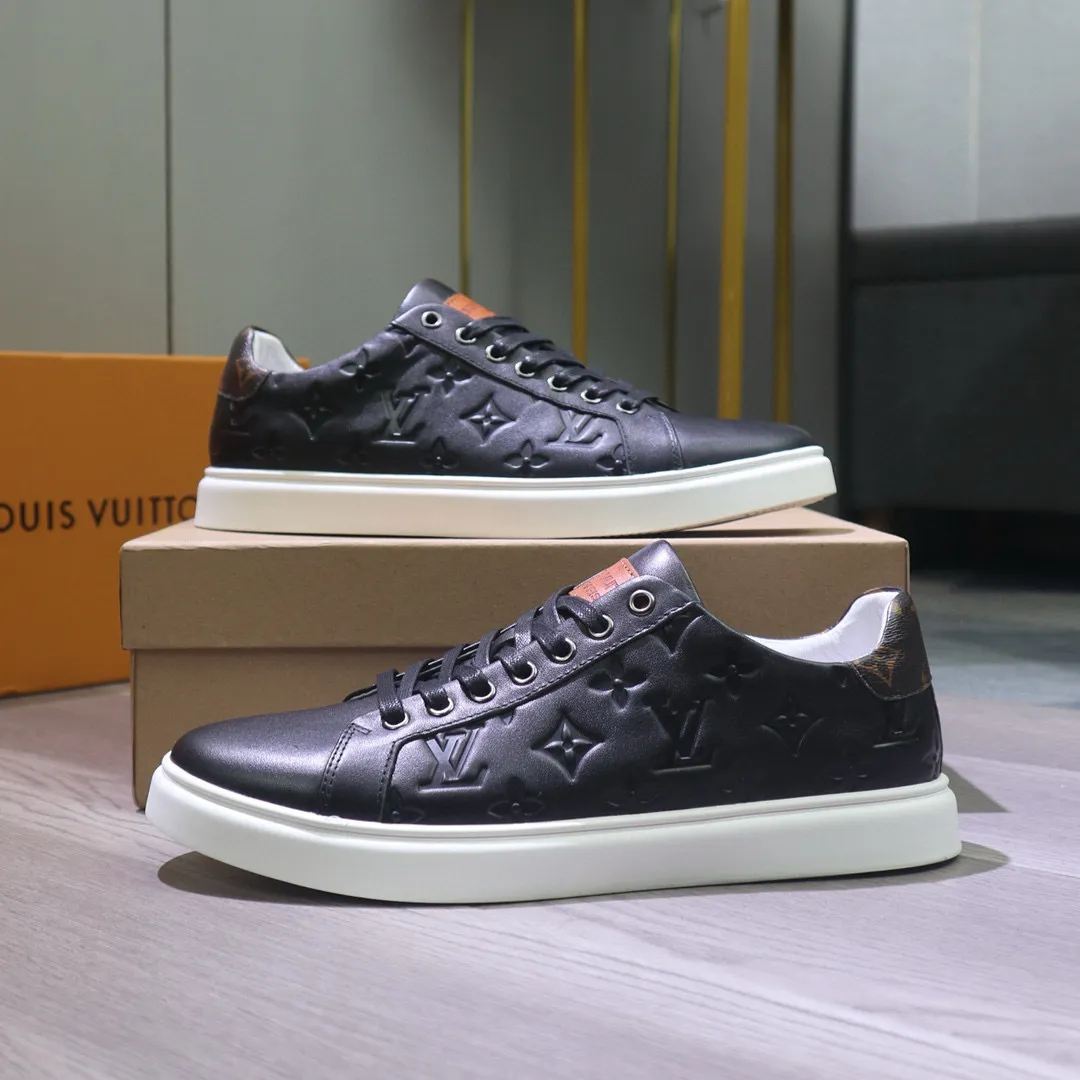 Factory price: 400💰 LV's latest casual men's shoes👉 👉 Popular casual fashion style, 💞 Simple and elegant style, 🔊 The fabric is made of imported cowhide, ☑️Comfortable sheepskin lining, original wear-resistant rubber outsole, the classic model in the counter is taken in kind, code number: 38-44, (45 can be customized)